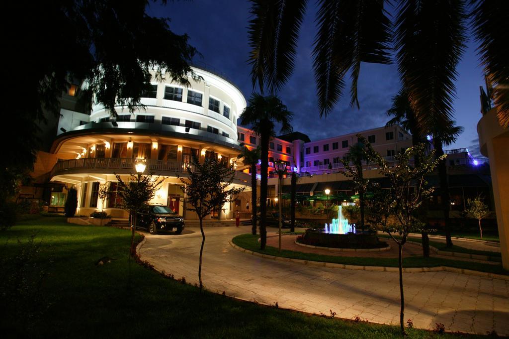 อินทัวริสต์ พาเลซ บาตูมี-ใหม่ Hotel บาทูมิ ภายนอก รูปภาพ
