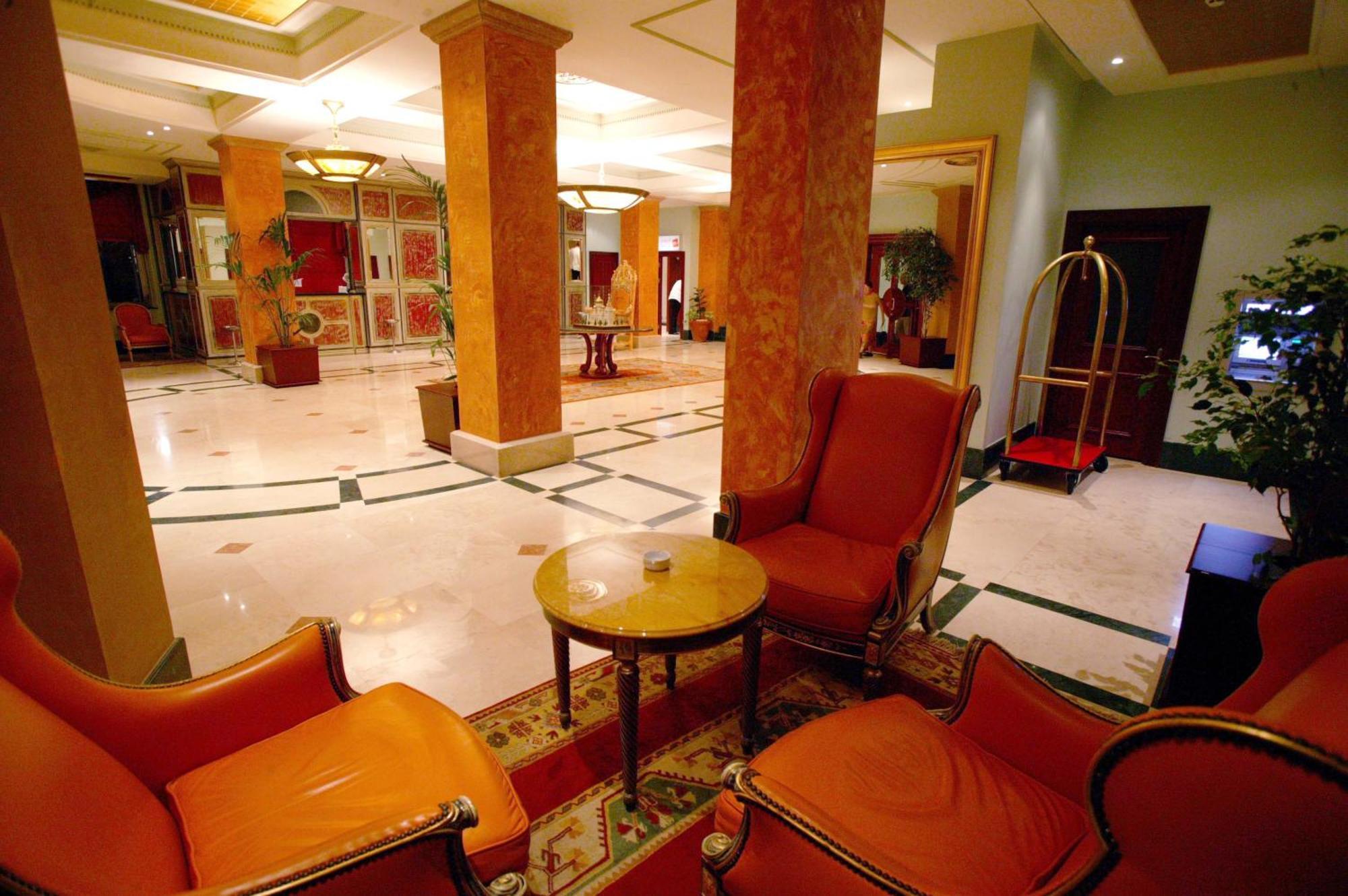 อินทัวริสต์ พาเลซ บาตูมี-ใหม่ Hotel บาทูมิ ภายนอก รูปภาพ