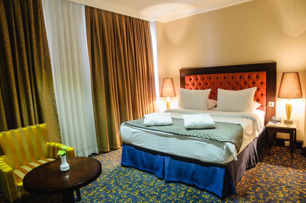 อินทัวริสต์ พาเลซ บาตูมี-ใหม่ Hotel บาทูมิ ภายนอก รูปภาพ