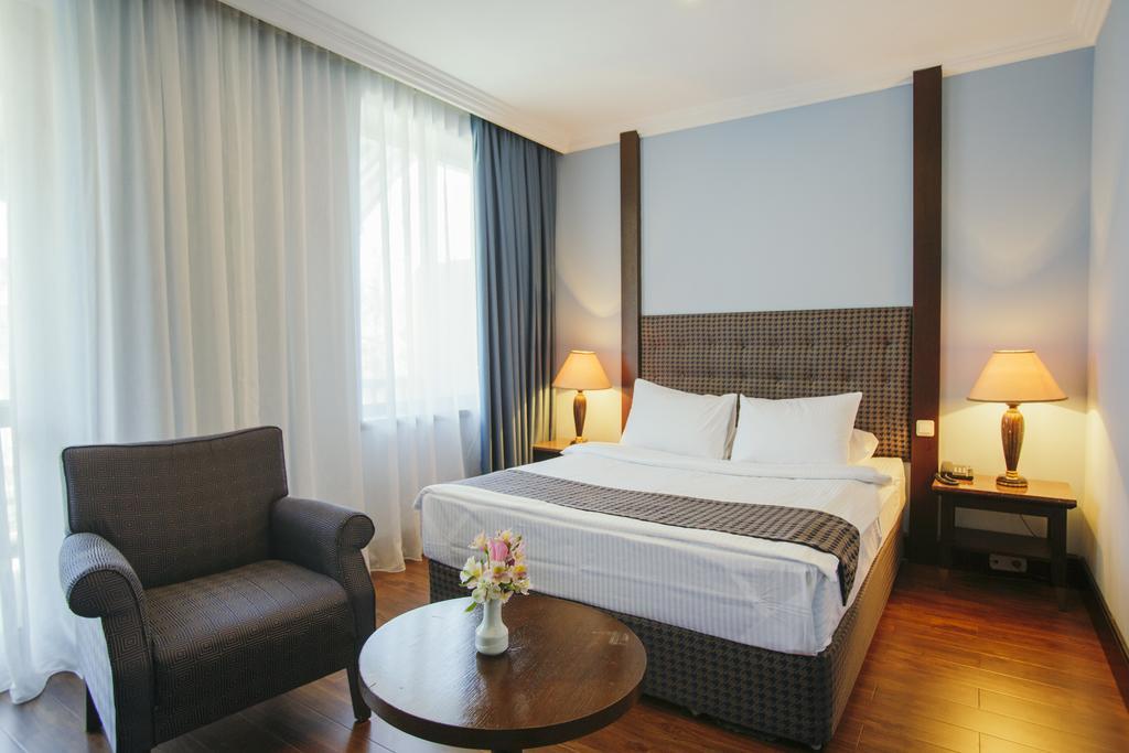 อินทัวริสต์ พาเลซ บาตูมี-ใหม่ Hotel บาทูมิ ภายนอก รูปภาพ