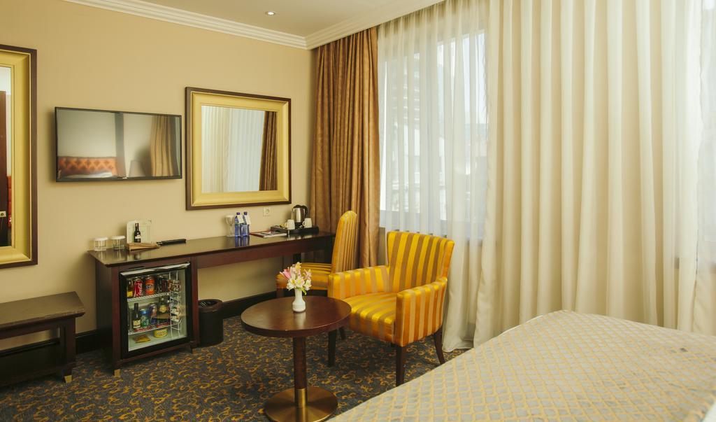 อินทัวริสต์ พาเลซ บาตูมี-ใหม่ Hotel บาทูมิ ภายนอก รูปภาพ