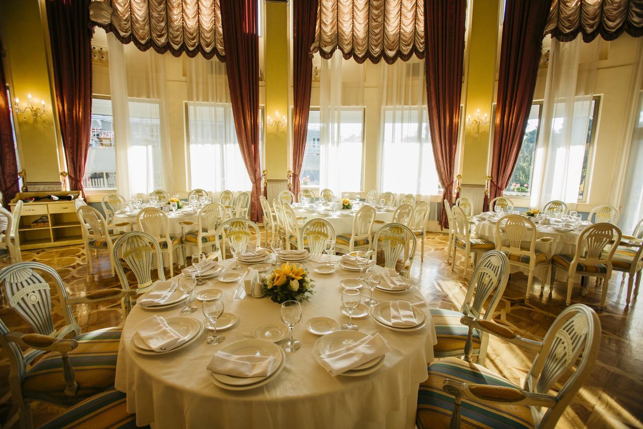 อินทัวริสต์ พาเลซ บาตูมี-ใหม่ Hotel บาทูมิ ภายนอก รูปภาพ
