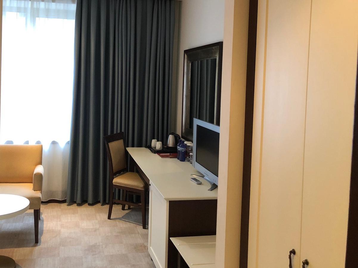อินทัวริสต์ พาเลซ บาตูมี-ใหม่ Hotel บาทูมิ ภายนอก รูปภาพ