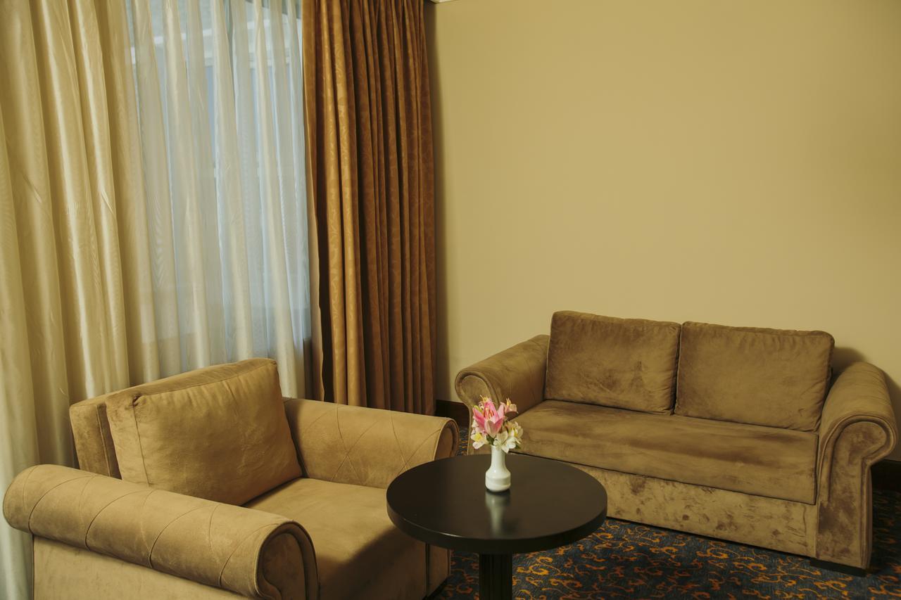อินทัวริสต์ พาเลซ บาตูมี-ใหม่ Hotel บาทูมิ ภายนอก รูปภาพ