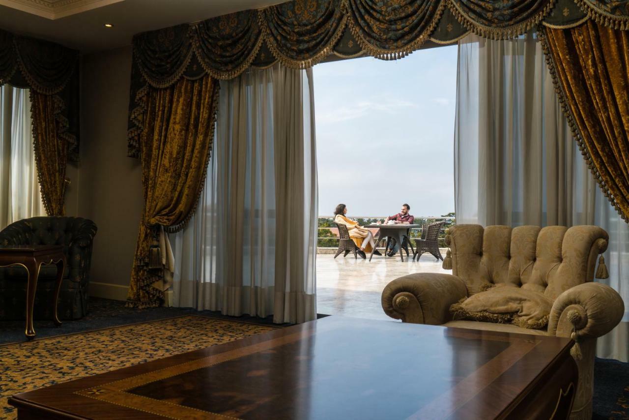 อินทัวริสต์ พาเลซ บาตูมี-ใหม่ Hotel บาทูมิ ภายนอก รูปภาพ
